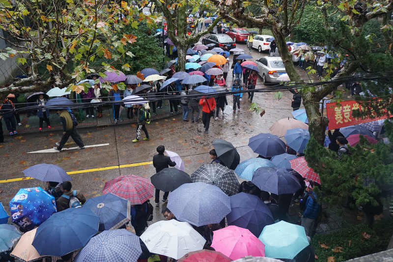 2016年近千考生冒雨来华理参加上海市中学生化学竞赛复赛